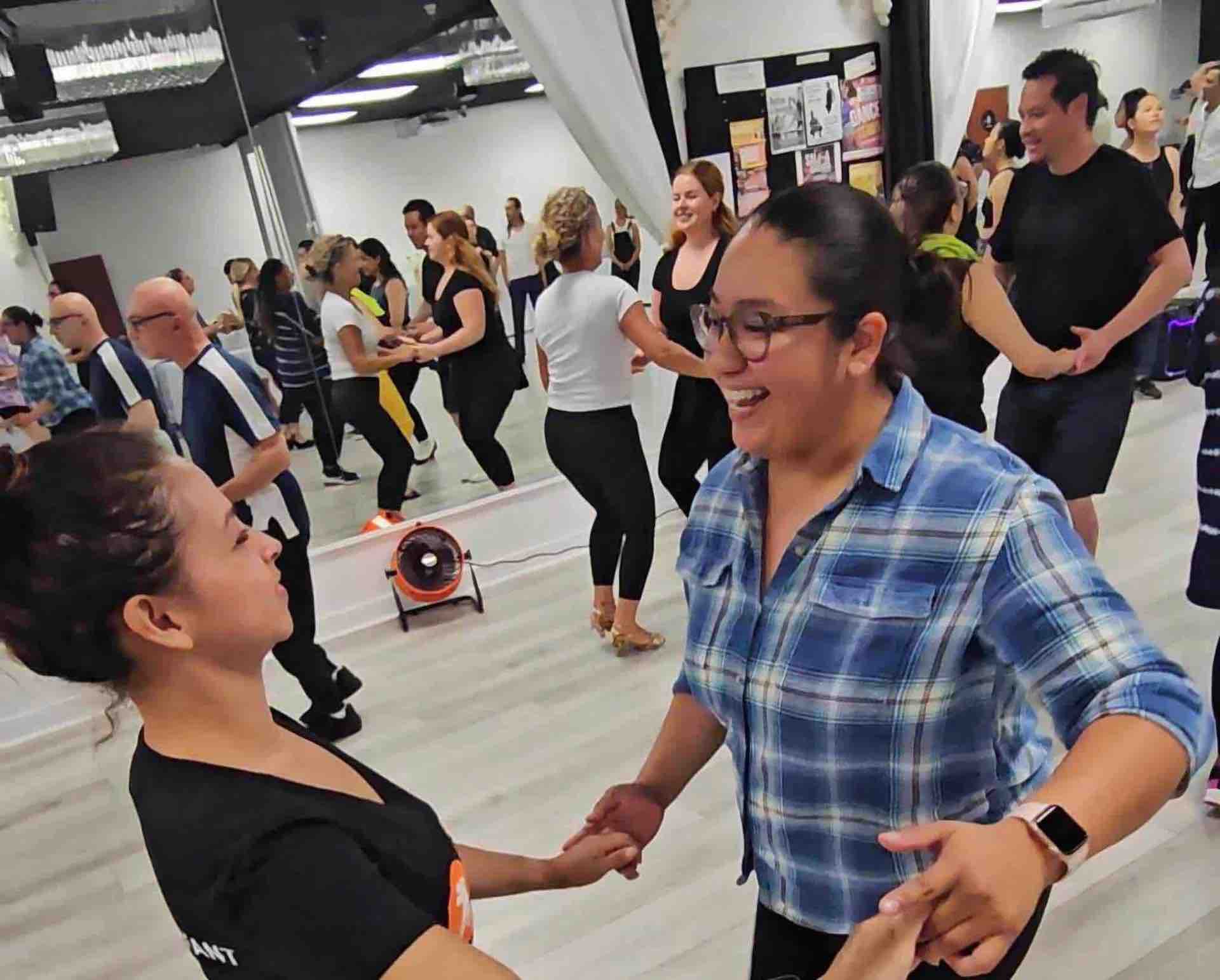 Estudiantes disfrutando y sonriendo en clase en OC Salsa e Fountain Valley, Ca