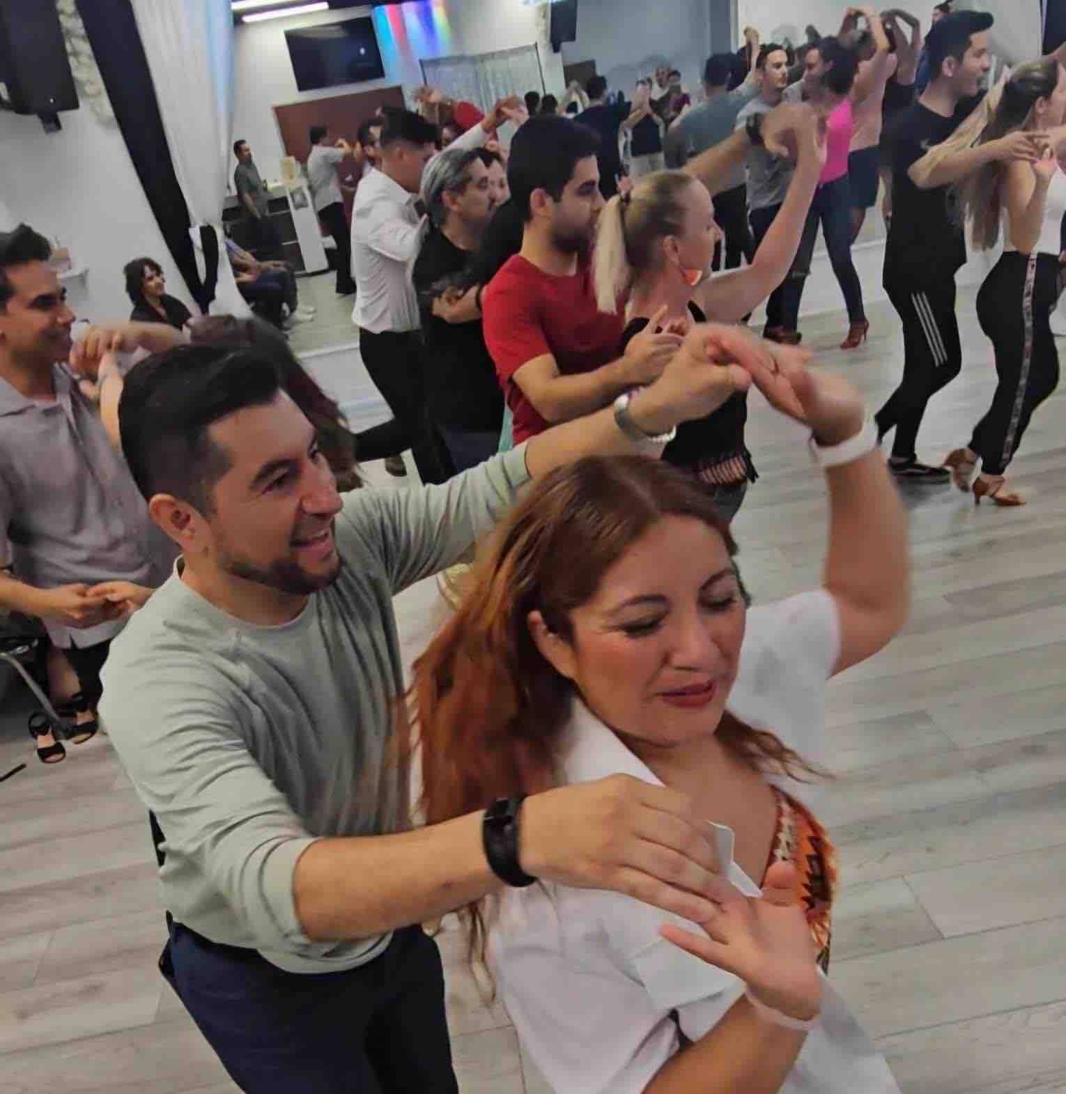 Estudiantes en clase de grupo de salsa en OC Salsa en Fountain Valley, Ca